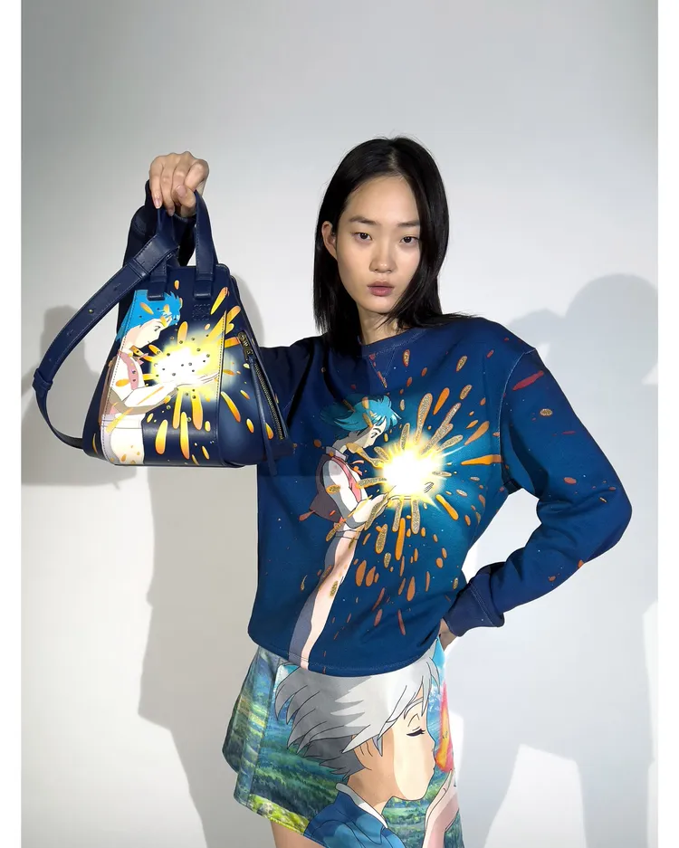 LOEWE x《霍爾的移動城堡》系列含括飾有霍爾、蘇菲、火惡魔卡西法、荒野女巫、稻草人蕪菁、因因、馬魯克等動畫角色的服裝、包款、皮件、飾品與香氛蠟燭。品牌提供