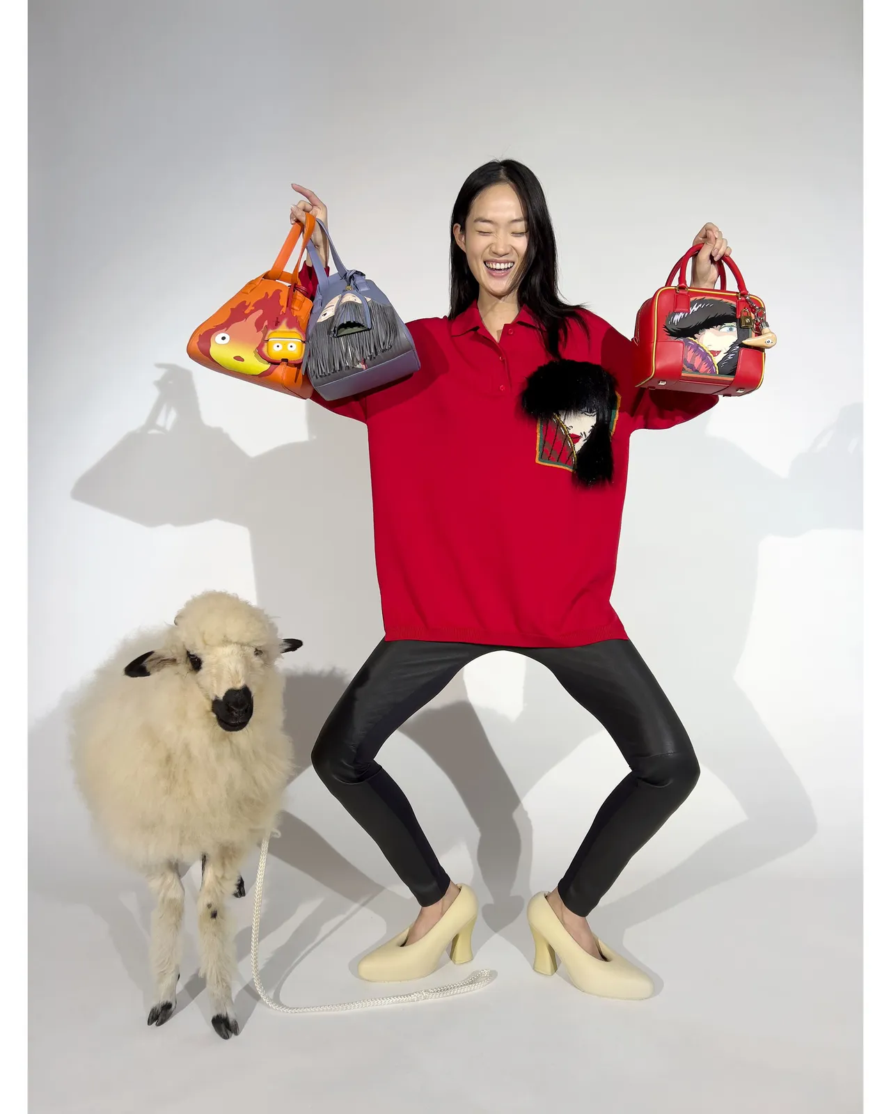 與韓國女神宋慧喬是閨蜜的韓國超模申賢智,詮釋LOEWE x 霍爾的移動城堡系列。品牌提供