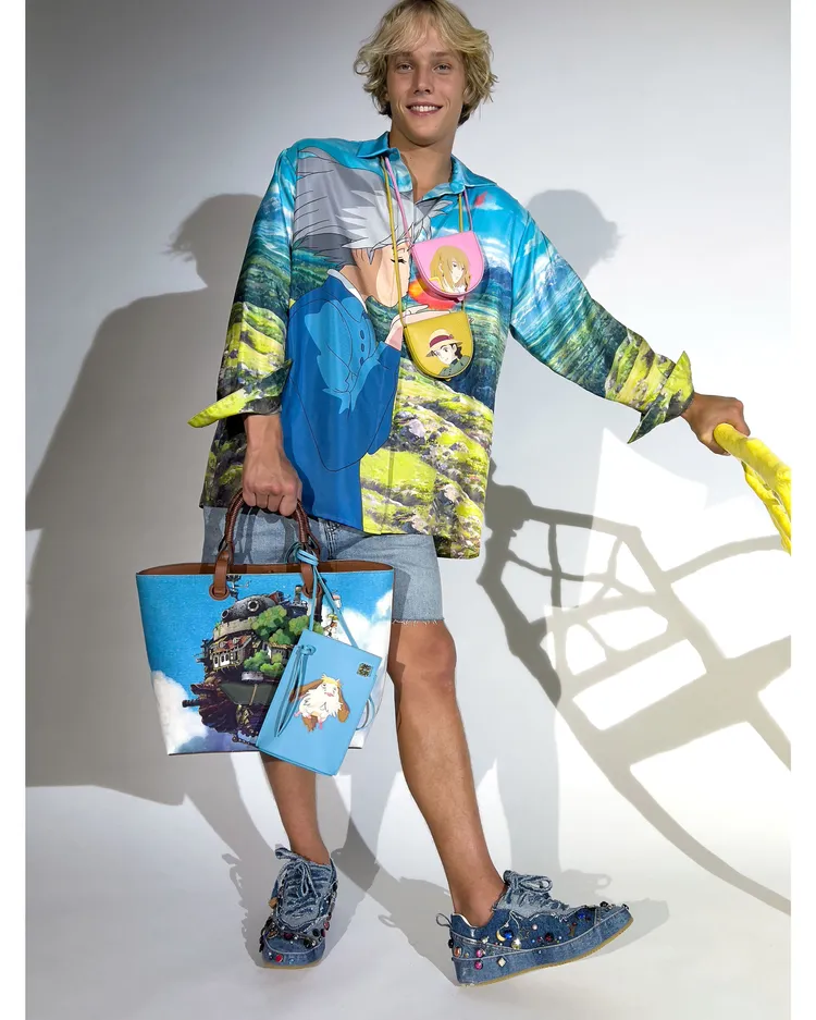 男模Oliver O’Sullivan穿搭LOEWE x《霍爾的移動城堡》系列搭配真摯笑容，營造出極其歡悅的氣氛。品牌提供