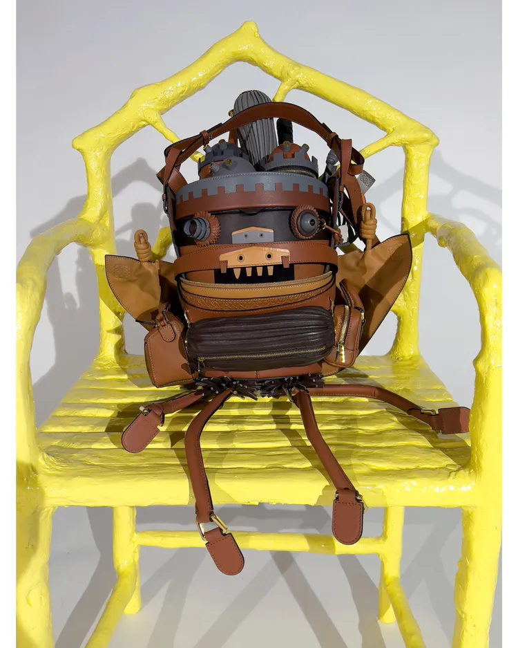 發想自「城堡」造型的包款，利用LOEWE代表性包款Puzzle、Hammock、Flamenco、Goya、Amazona的設計元素拆解組合完成，造型搶眼奇特。品牌提供