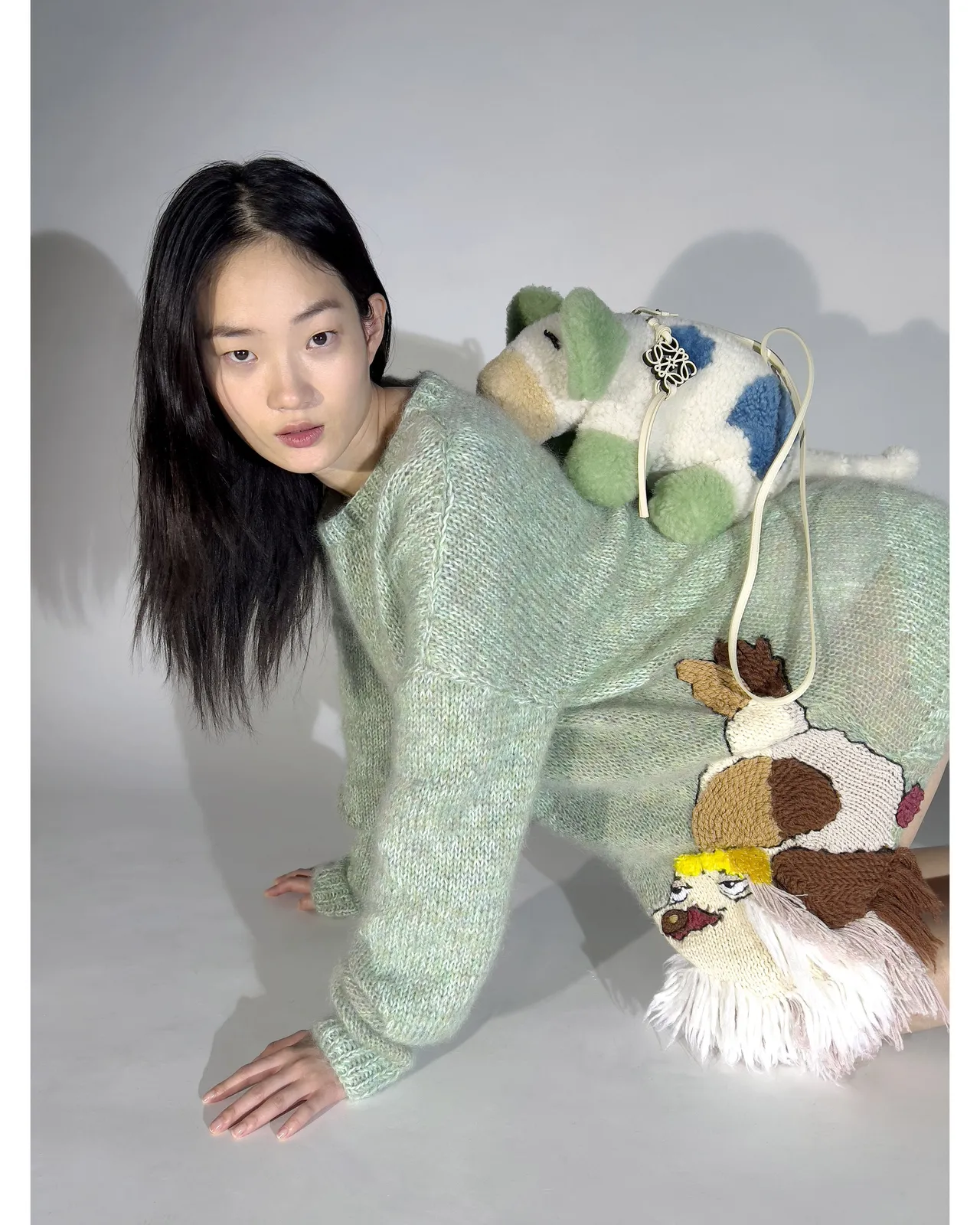 狗兒因因刺繡圖案服飾可愛,毛絨背包7萬9000元。品牌提供