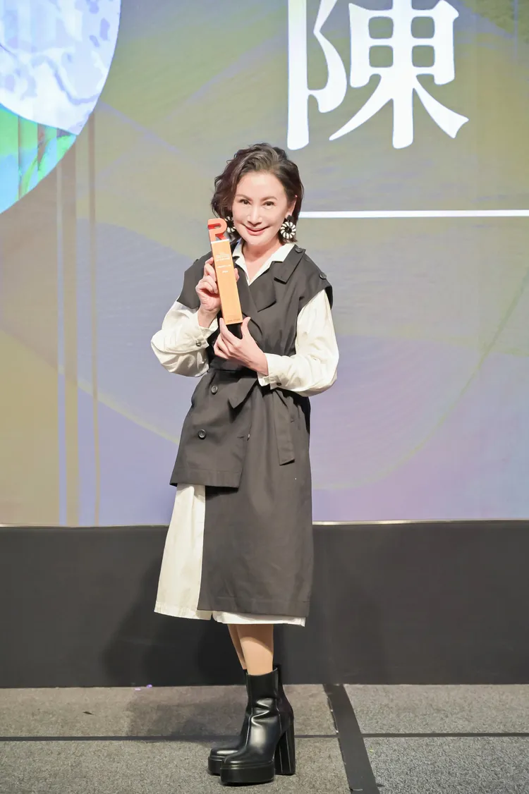 金鐘獎最佳影帝陳亞蘭獲頒第六屆華文公關獎的「公關影響力人物獎」。TIPRA國際公共關係協會提供