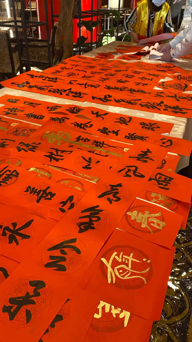 受邀參加的70位書法家在現場書寫春聯，預定於3點30分開始在現場贈送。資料照片，圓山大飯店提供