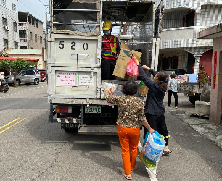 民眾可利用「台中垃圾清運大車隊」APP，查詢清運時間、路線及垃圾車即時位置。環保局提供