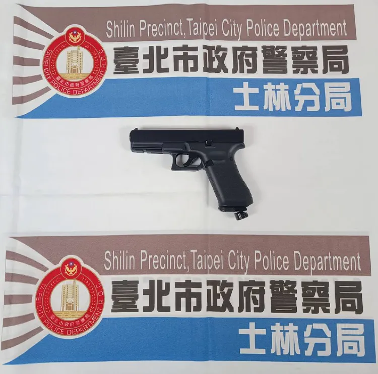 余男亮出瓦斯槍恐嚇路人。翻攝畫面