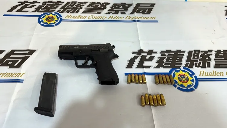 警方獲報市區PUB藏有槍砲、毒品，果然在店員包內搜出改造手槍。警方提供