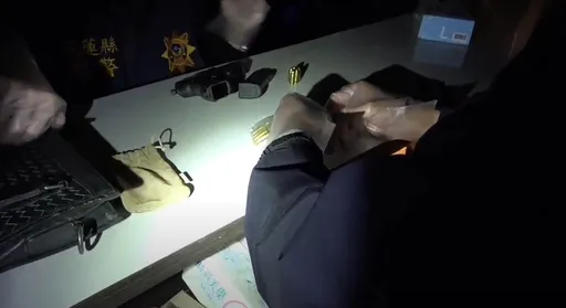 花蓮PUB店員包包內查到槍　圍事的他瞎扯上網買來防身