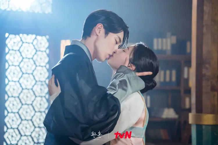 李宰旭（左）、高允貞第8集互相告白，唯美吻戲飆出最高收視。翻攝tvN