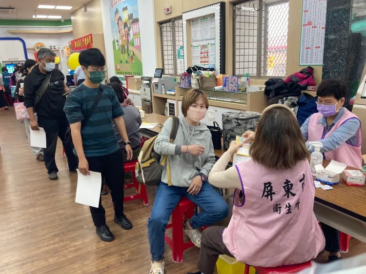 等待接種疫苗的民眾。陳宏銘攝