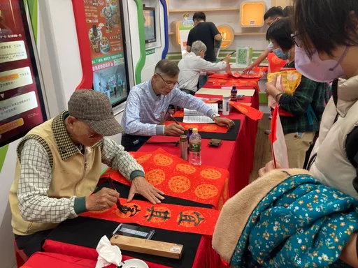 一兼二顧！屏東這郵局領手寫春聯　還能打次世代疫苗
