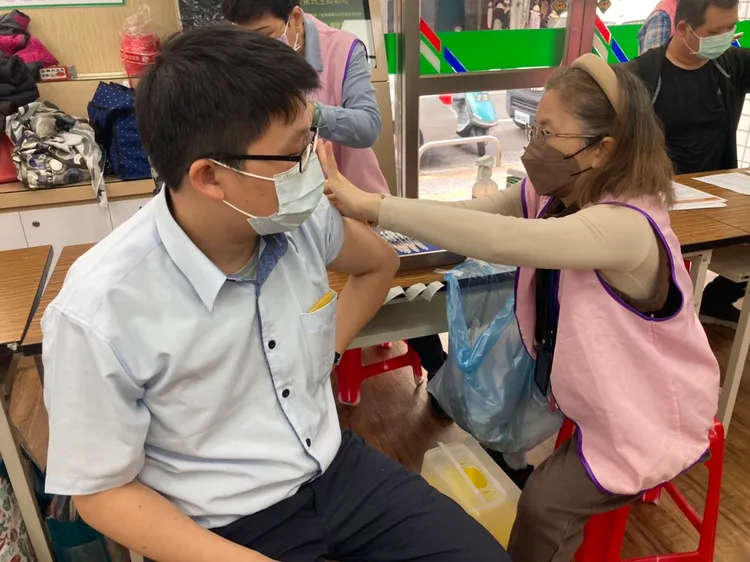 郵局內除了挑選春聯，也有民眾接種疫苗。陳宏銘攝