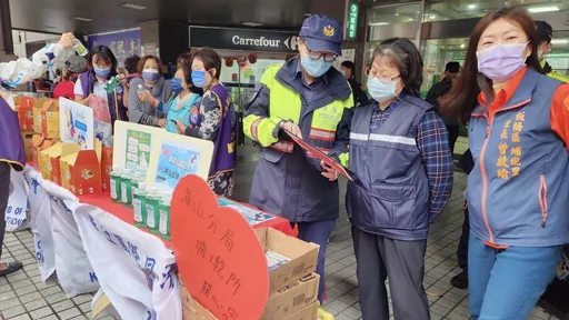 海山警防詐宣導結合捐血活動 街頭藝人林信宏助陣獻唱