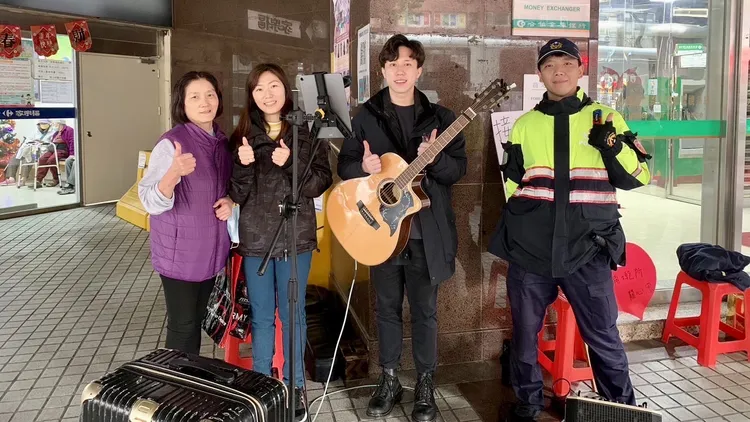 街頭藝人林信宏也到場助陣獻唱。海山警分局提供