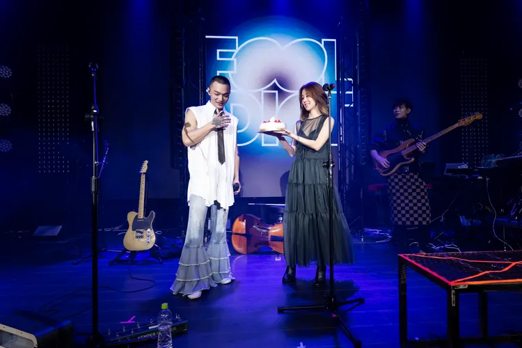 白安（右）擔任傻子與白痴演唱會嘉賓。相信提供