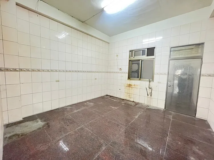 男房仲PO出多張格局照，歡迎大家晚上約看。翻攝《我是凶宅》