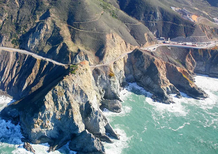 墜落地點「魔鬼坡」，一邊緊貼山壁，另一邊則是海岸懸崖，有如美國版的「清水斷崖」。翻攝wiki/Devil’s Slide