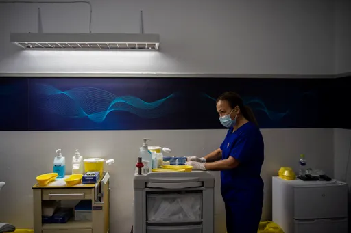 拒打COVID-19疫苗遭停職16個月　希臘醫護人員重返工作崗位