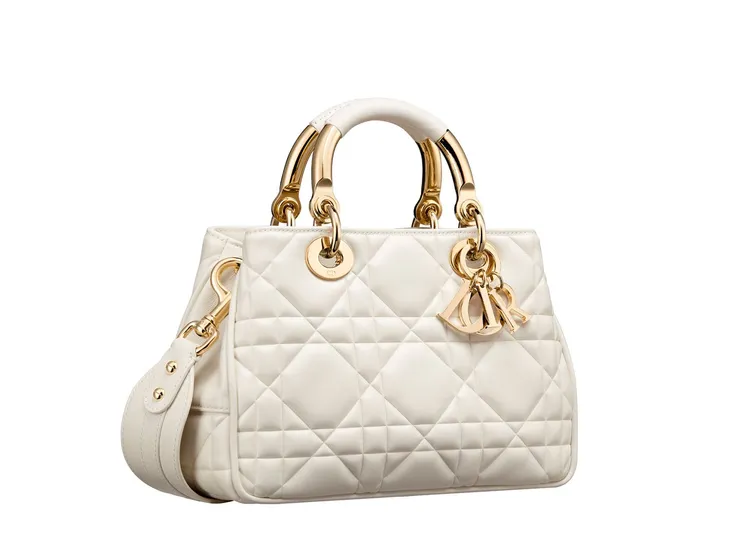 95.22拿鐵白籐格紋小羊皮小型提包金色提把款，21萬元。品牌提供