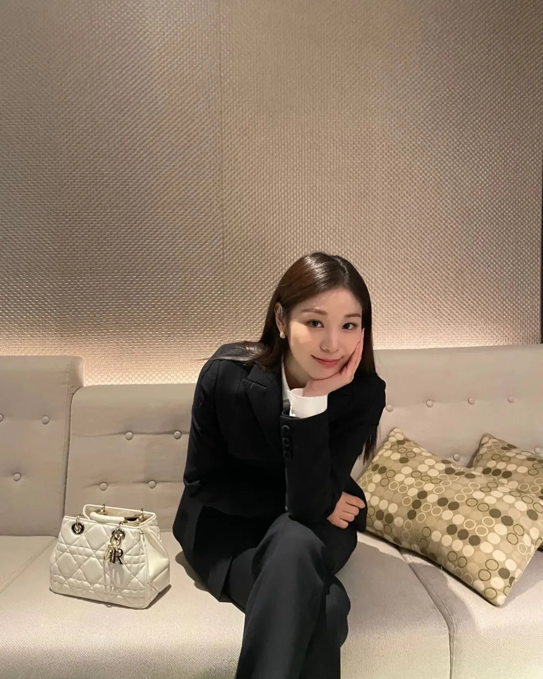 活躍於時尚圈的韓國退役女單花式滑冰運動員金妍兒,日前也獲得Lady 95.22包。翻攝yunakim IG