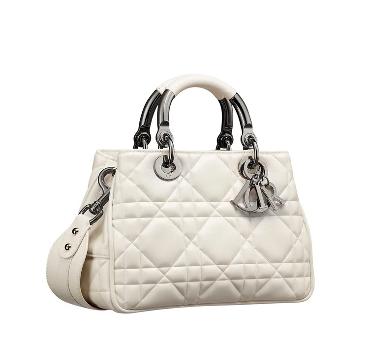 95.22拿鐵白籐格紋小羊皮中型提包黑提把款，23萬5000元。品牌提供