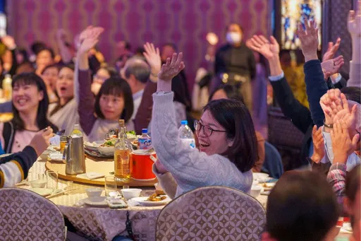 這所大學搶在普發6000元先灑錢 教職員每人8008元!校友:有點丟臉