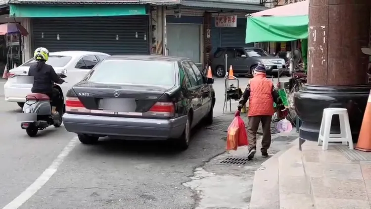 當地也有許多老人家占用路邊公有地，提金紙兜售。魏嘉良攝