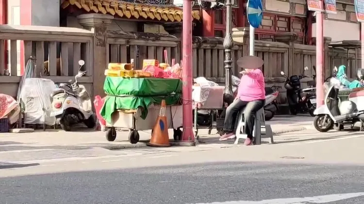 廟旁賣金紙業者見有車經過便揮手招攬生意。魏嘉良攝