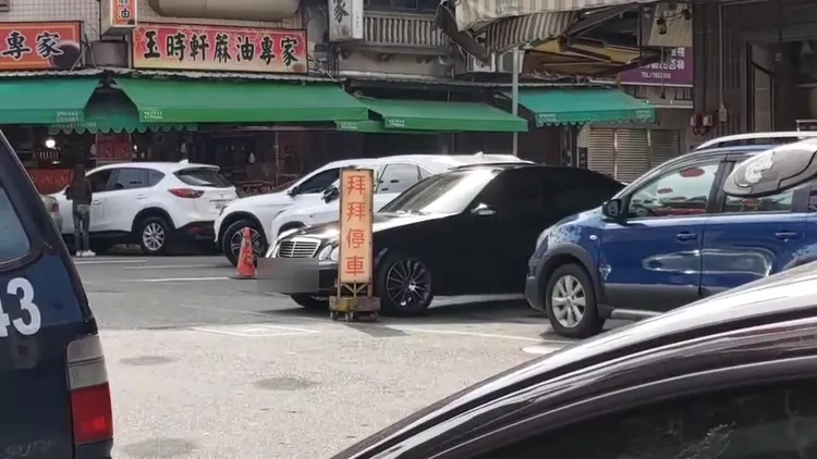 朝天宮廟邊周遭許多店家都以買金紙送停車方式招攬生意。魏嘉良攝