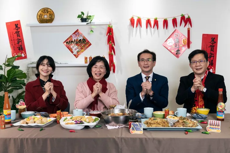 賴品妤、蘇巧慧、鄭運鵬與張廖萬堅祝福民眾兔年行大運。蘇巧慧辦公室提供