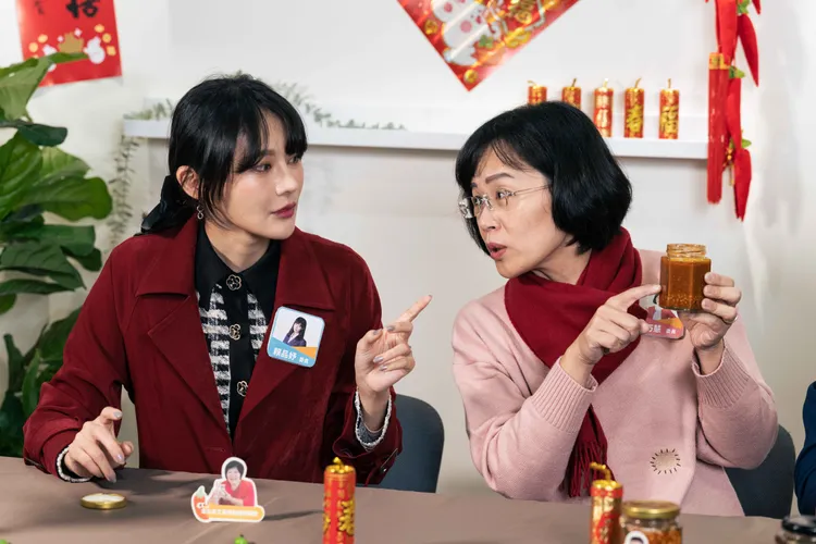 蘇巧慧與賴品妤相互交流辣醬心得。蘇巧慧辦公室提供