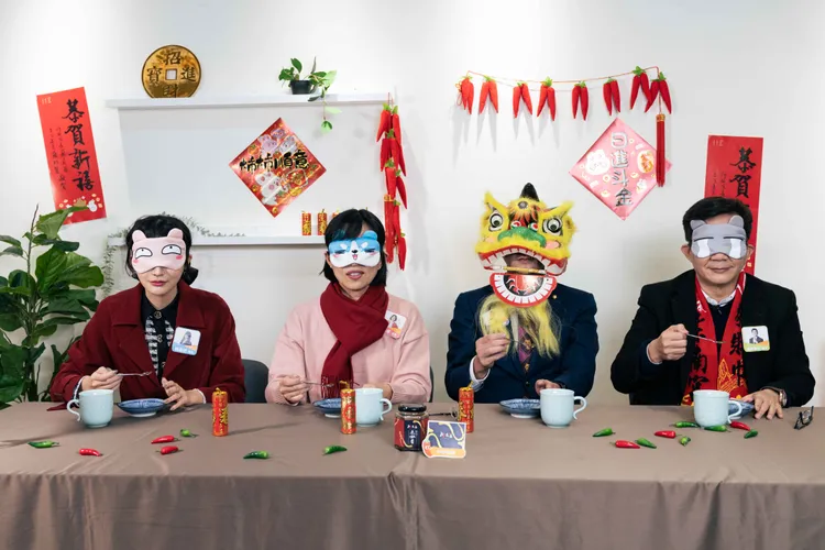 辣醬盲測環節開始，每位立委都戴上眼罩。蘇巧慧辦公室提供