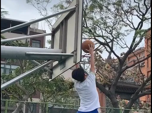 真「灌籃高手」是他？台灣國中生這樣灌籃　登上國際籃總IG紅到國外