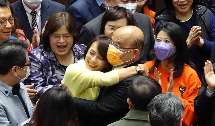 邱議瑩緊抱蘇貞昌。莊宗達攝