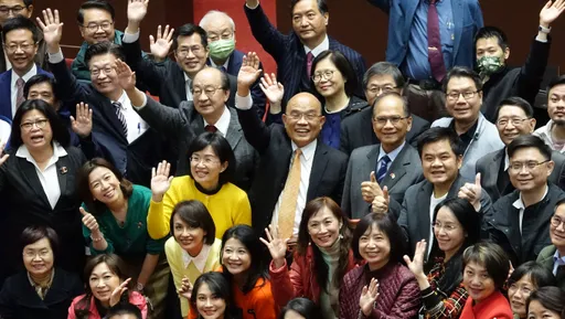 圖輯｜蘇貞昌快閃立院被綠委簇擁！　她燦笑緊擁還比YA