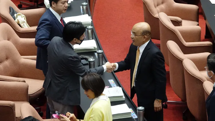 蘇貞昌跟民眾黨立委們致意。莊宗達攝