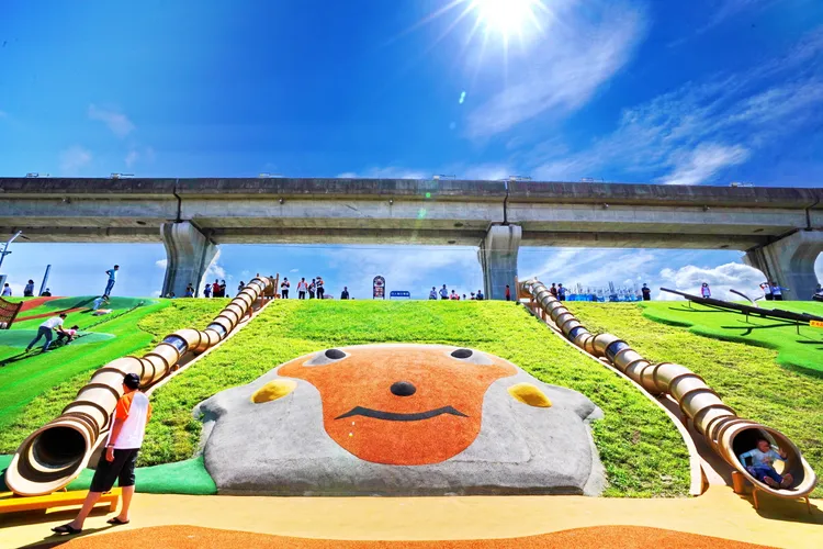 熊猴森樂園位於新北大都會公園內，是全台最大全齡共融的堤坡滑梯樂園。新北高灘處提供