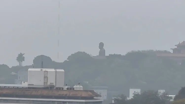 即使今日空品差霧霾嚴重，民眾仍可從白茫茫中拍出大佛雄偉身影。民眾提供