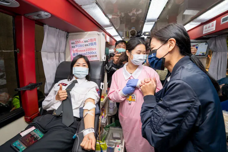 高虹安探視捐血的警消。新竹市府提供