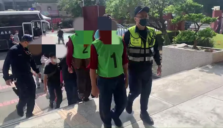 警方今在潮州鎮崙東里破獲鬥雞職業賭場。翻攝畫面