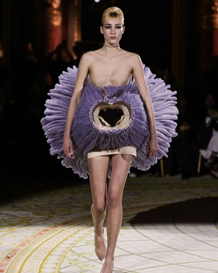 Viktor&Rolf 2023春夏高訂系列，禮服橫空穿過了Model的身體。翻攝viktorandrolf IG