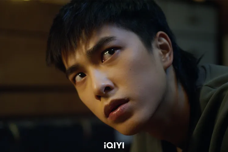 男主角蒲一永初嘗試「狼尾頭」造型，神經大條、叛逆又搞笑的人物設定也讓曾敬驊下足功夫。愛奇藝國際站提供