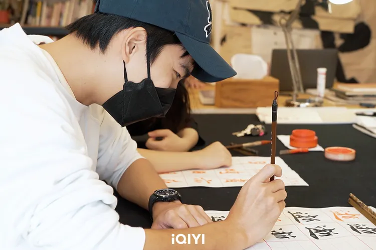 曾敬驊為角色超能力苦練書法2個月出師。愛奇藝國際站提供