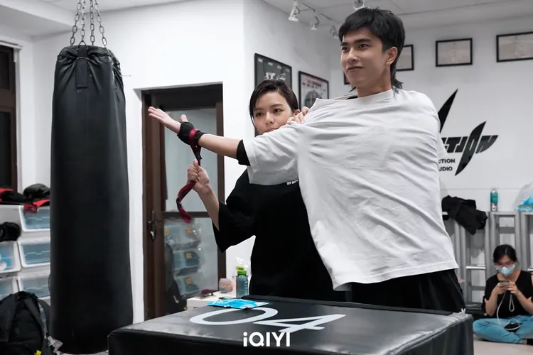 宋芸樺認證本色出演打怪高中生。愛奇藝國際站提供