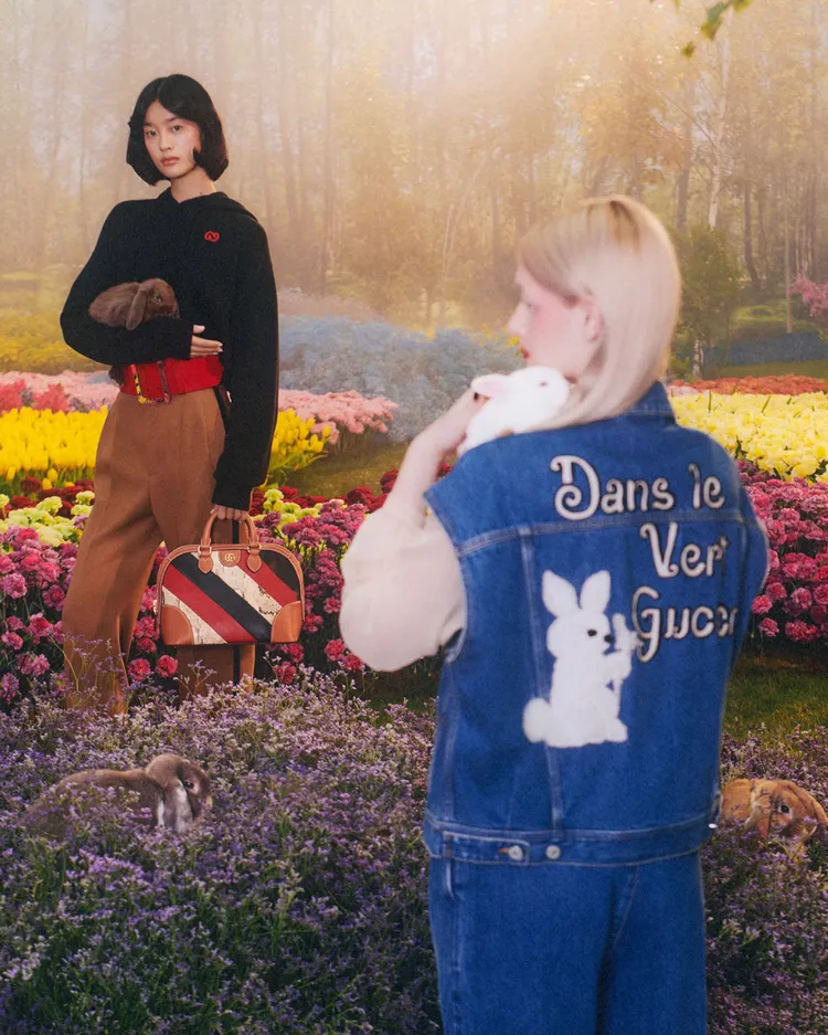 GUCCI兔年主題限定系列中，隨處可見喚醒眾人對自然熱愛的「Gucci Dans Le Vert」（在綠色之中）法文字句。品牌提供