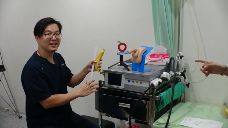 蘇信豪醫師指7成男性勃起時都有程度不一彎曲。侯昌騰攝