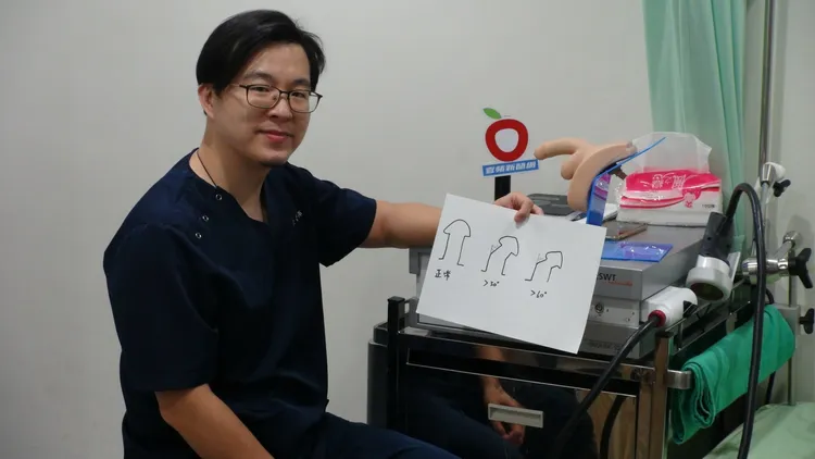 蘇信豪醫師以手繪圖說明陰莖直挺（左起）彎曲30度建議就醫與彎曲60度角度太大、恐難性愛的示意圖。侯昌騰攝