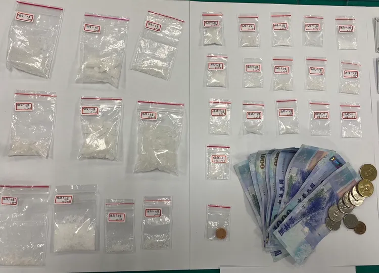 警方查扣到的毒品及現金。翻攝畫面