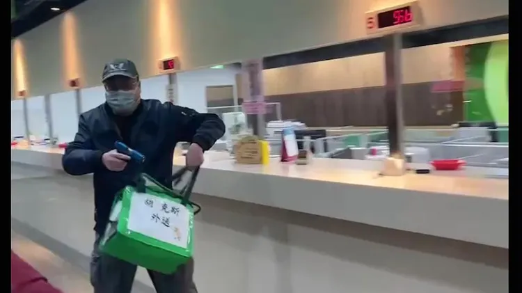 喬裝成外送員的歹徒進入農會行搶。林口警分局提供