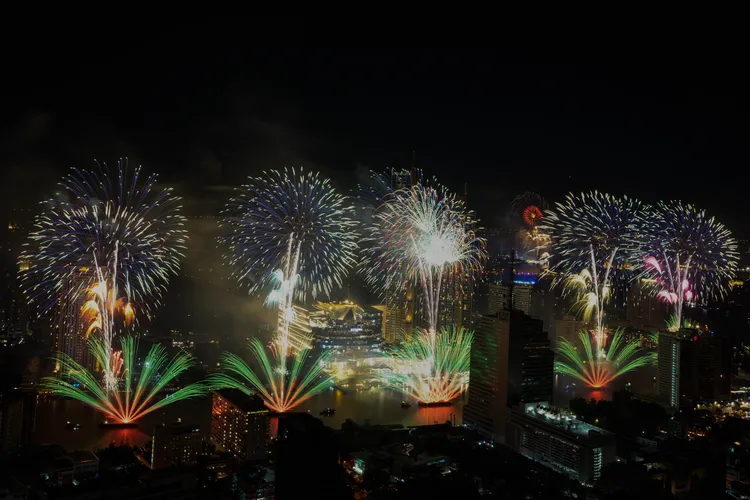曼谷上周於昭披耶河上空施放跨年煙火。美聯社