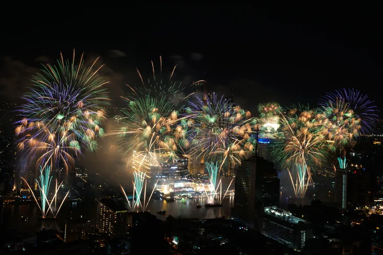 曼谷上周於昭披耶河上空施放跨年煙火。美聯社